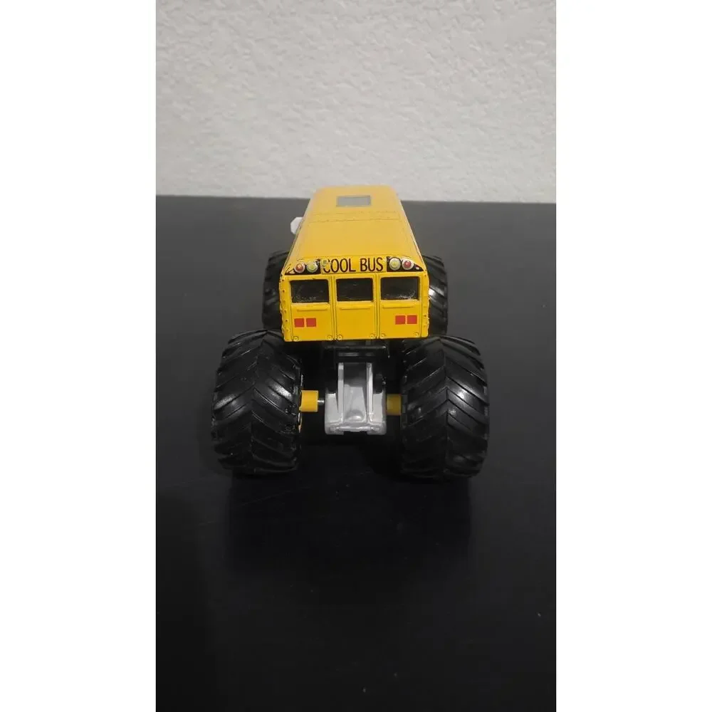 Hot Wheels Monster Jam Higher Education School Bus 1:24 Scale Monster Truck